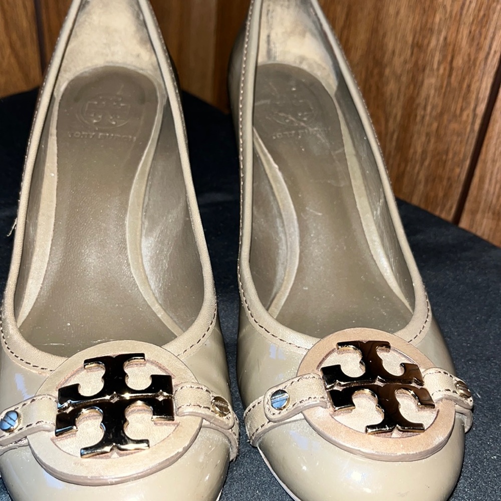 Tory Burch women’s tan pump heels
